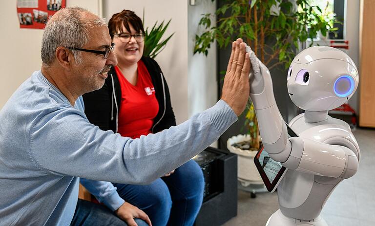 Pepper kann mit seinen Fingern zwar greifen und grüßen oder sogar mit den Senioren Abklatschen. Wärme aber spendet die Hand keine.