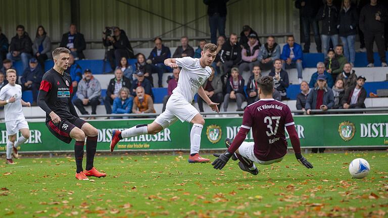 Würzburgs Fabio Bozesan (Mitte) schiebt den Ball durch die Beine von Keeper Patrick Kasiow ins Tor zum 3:0. Lucas Gora (links) schaut hilflos zu. Würzburgs Fabio Bozesan (Mitte) schiebt den Ball durch die Beine von Keeper Patrick Kasiow ins Tor zum 3:0. Lucas Gora (links) schaut hilflos zu.
