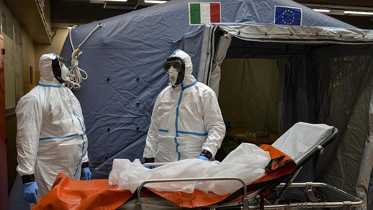 In Italien steigt die Zahl der Menschen, die sich mit dem Coronavirus infiziert haben, weiter an. Schulen in Unterfranken gehen nun auf Nummer sicher. (Symbolbild)