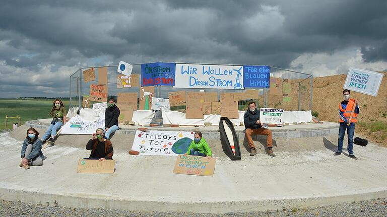 Aktivisten von Fridays for Future machten im Juni 2020 an einem der Betonfundamente nahe Wülfershausen im Lkr. Rhön-Grabfeld auf die Notwendigkeit der Windkraft im Kampf gegen den Klimawandel aufmerksam.