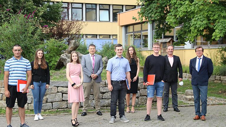 Preisträger der Klassen 9a und 9P: Im Bild von links:: Luis Krumm, pädagogische Kraft der 9P Stefanie Grädler, Leonie Jochum, Klassenleiter 9P Oliver Feulner, Maximilian Korn, Klassenleiterin 9a Michaela Feulner, Lukas Geiling, Bürgermeister Dieter Möring und Rektor Heribert Jäger.