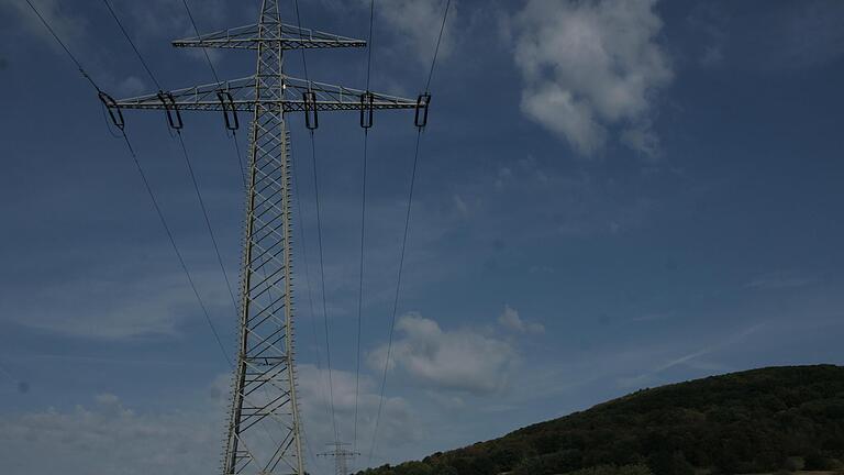 Die 110-Kilovolt-Trasse östlich der A 7 - hier nahe der Platzer Kuppe (rechts) - könnte aufgerüstet und als Teil der P43 von Dipperz nach Bergrheinfeld laufen. Diesen Vorschlag eines Sachgebiets der Regierung von Unterfranken lehnen Verantwortlich...       -  Die 110-Kilovolt-Trasse östlich der A 7 - hier nahe der Platzer Kuppe (rechts) - könnte aufgerüstet und als Teil der P43 von Dipperz nach Bergrheinfeld laufen. Diesen Vorschlag eines Sachgebiets der Regierung von Unterfranken lehnen Verantwortliche in den Gemeinden vor Ort rundweg ab. Foto: Steffen Standke