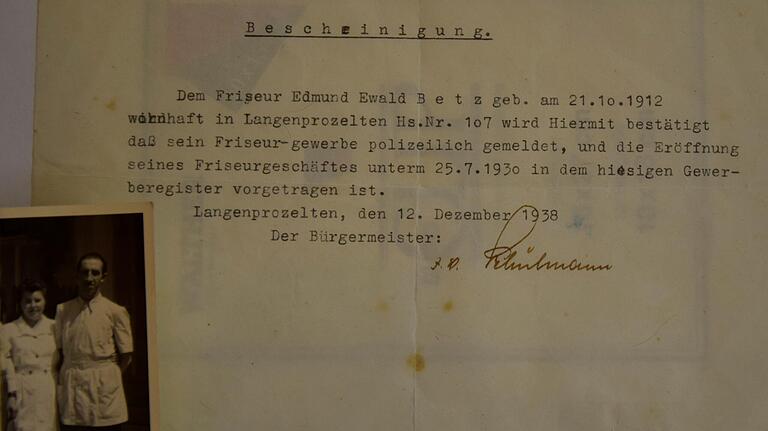 Mit dieser Bescheinigung durfte der Friseurbetrieb von Edmund Betz 1930 offiziell starten. Mit dieser Bescheinigung durfte der Friseurbetrieb von Edmund Betz 1930 offiziell starten.