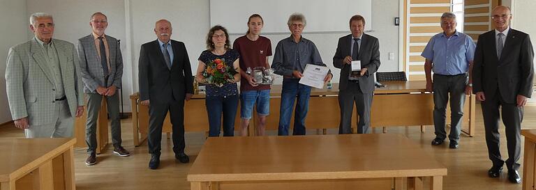Manfred Schmitt aus Limbach (Sechster von links) wurde mit der Staatsmedaille in Bronze ausgezeichnet. Im Bild von links: Wegbaumeister Gregor Lediger, Raimund Wendel (ALE/Vorsitzender TG Limbach), Zweiter Bürgermeister Hans-Georg Häfner (Eltmann), Ehefrau Luitgard Schmitt, Sohn Franz Schmitt, Manfred Schmitt, Behördenleiter Jürgen Eisentraut (ALE), Siebener-Obmann Andreas Viering und Landrat Wilhelm Schneider. Manfred Schmitt aus Limbach (Sechster von links) wurde mit der Staatsmedaille in Bronze ausgezeichnet. Im Bild von links: Wegbaumeister Gregor Lediger, Raimund Wendel (ALE/Vorsitzender TG Limbach), Zweiter Bürgermeister Hans-Georg Häfner (Eltmann), Ehefrau Luitgard Schmitt, Sohn Franz Schmitt, Manfred Schmitt, Behördenleiter Jürgen Eisentraut (ALE), Siebener-Obmann Andreas Viering und Landrat Wilhelm Schneider.