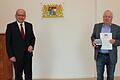 Regierungspräsident Eugen Ehmann (links) überreichte die Kommunale Verdienstmedaille in Bronze und die dazugehörige Urkunde an Karl Heinz Bein.