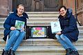 Die&nbsp; Würzburgerinnen Birgit Six (links) und&nbsp;Claudia Görde schreiben Kinderbücher über Umweltschutz. Jetzt kauft die Stadt Würzburg 80 ihrer KlimaKinder-Kita Boxen.