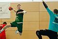 Matthias Keidel (links, Rimpar II) beim Wurf gegen den Lohrer Torhüter Tamas Szabo. Weil das Sportgericht einem Einspruch gegen einen Teil der Durchführungsbestimmungen der Handball-Bayernliga stattgegeben hat, ändert sich für beide kurz vor dem Saisonende die Lage in der Aufstiegs- und Abstiegsrunde.