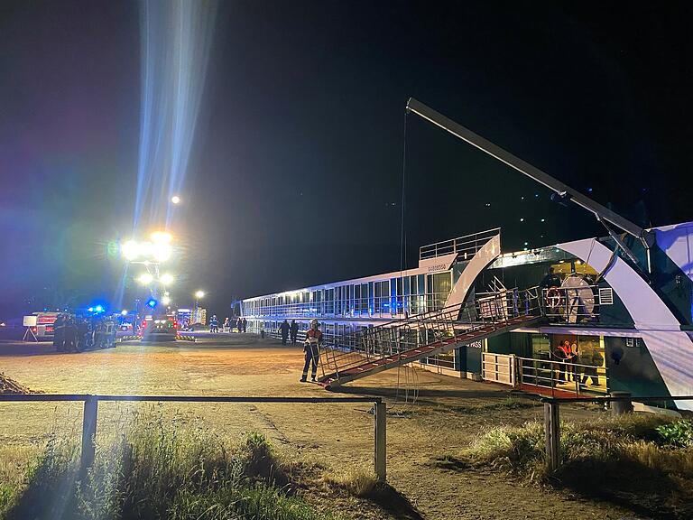 Nächtlicher Großeinsatz in Karlstadt: Nachdem ein Passagierschiff bei Himmelstadt Leck geschlagen hatte, erreichte es noch sicher den Karlstadter Hafen.