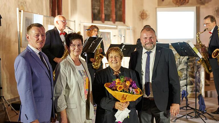 Stellvertretend für den Förderverein Spital bedankte sich Landrat Thomas Eberth (rechts) für dessen&nbsp; Engagement bei der Vorsitzenden Renate Lindner, links im Bild Bürgermeister Peter Juks und Gudrun Beck vom Organisationsteam des Kulturherbsts.