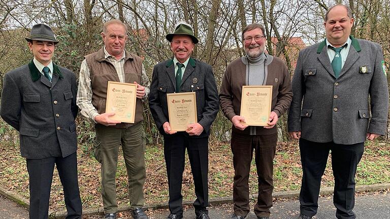 Der 1. und 2. Schützenmeister des Schützenvereins Wiesenbronn Frank Gebert (links) und Marco Dürner (rechts) ehrten langjährige Mitglieder (von links): 40 Jahre Mitgliedschaft Fritz Popp, 50 Jahre Mitgliedschaft Hans Kreßmann und Reinhard Fröhlich.