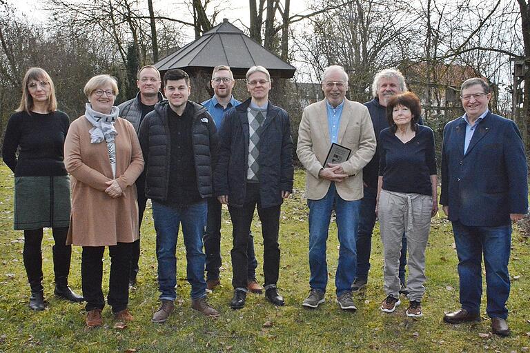 Vereine und Verbände von Großbardorf gratulierten Karl Hillenbrand (Vierter von rechts) zu dessen 80. Geburtstag und stellten sein großes Engagement für die Allgemeinheit heraus.