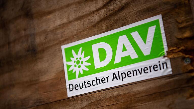 Der Deutsche Alpenverein       -  Auf der Hauptversammlung des Deutschen Alpenvereins in Würzburg haben die Sektionen ein größeres politisches Engagement für Klimaschutz beschlossen. (Archivbild)