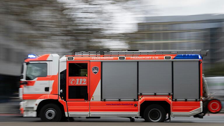 Einsatz der örtlichen Feuerwehr im Frauenland: Der Dachstuhl eines unbewohnten Wohnhauses geriet am Mittwochabend in Brand.