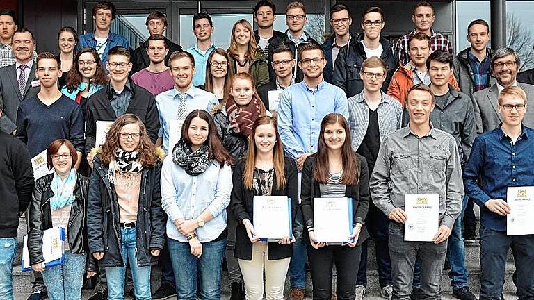 Die erfolgreichen Absolventen der Jakob-Preh-Schule wurden mit Buchpreisen und Anerkennungsurkunden ausgezeichnet. Rechts Schulleiter Kurt Haßfurter, neben ihm Hans Joachim Köhler, Geschäftsführer des Freundes- und Förderkreises, dritte Reihe links Roland Endres, neuer stellvertretender Schulleiter.