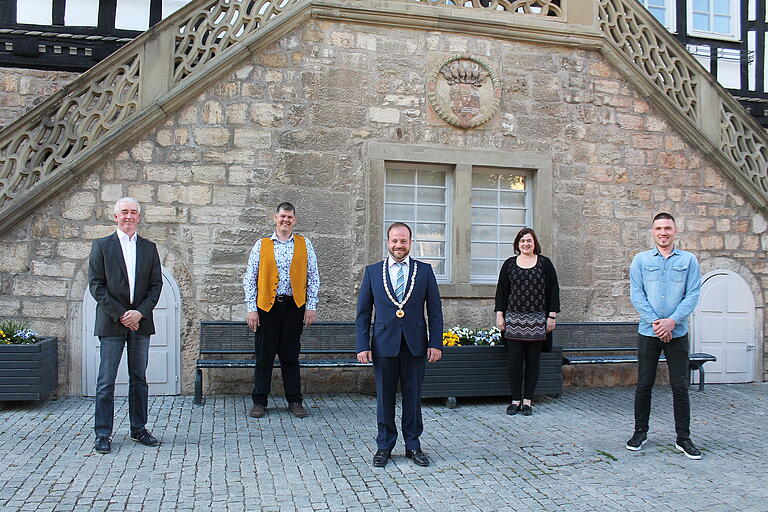 Bürgermeister Steffen Malzer (Mitte) hieß die neuen Stadträte im Gremium willkommen: (Von links) Rainer Schnupp, Matthias Leyh, Bettina Graumann und Bastian Heuring.