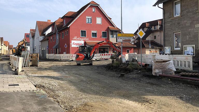 So sah es noch Mitte März in der Ortsdurchfahrt von Herschfeld aus. Nun sind die Bauarbeiten abgeschlossen, die Straße kann wieder für den Verkehr freigegeben werden.&nbsp;