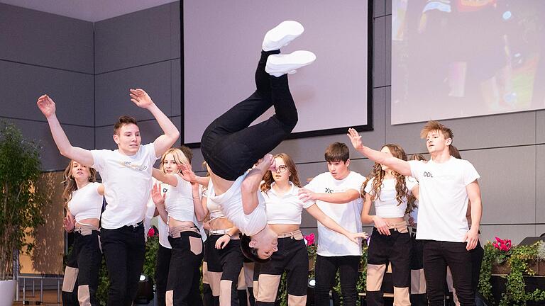 Akrobatische Einlage: Das DDC Showteam lockerte die Gala mit einem bunt gemischten Tanzprogramm auf. Akrobatische Einlage: Das DDC Showteam lockerte die Gala mit einem bunt gemischten Tanzprogramm auf. 