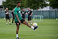 Felix Uduokhai.jpeg       -  Felix Uduokhai spielt beim Trainingsauftakt des FC Augsburg mit einem Ball.