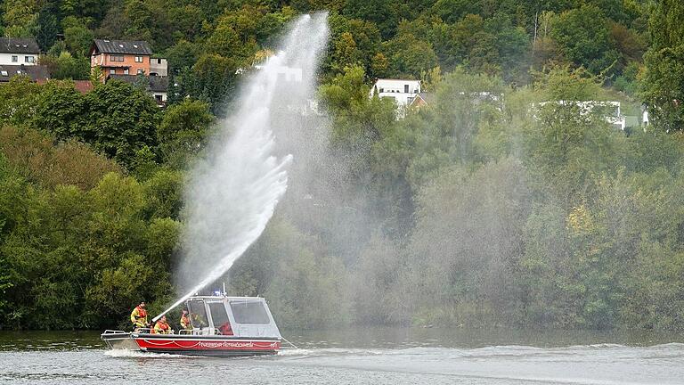 Vorgeführt wurde den Teilnehmenden des Infoganges von der Feuerwehr im Marinahafen   das neue im März ausgelieferte 210.000 Euro teure Meerzweckboot.