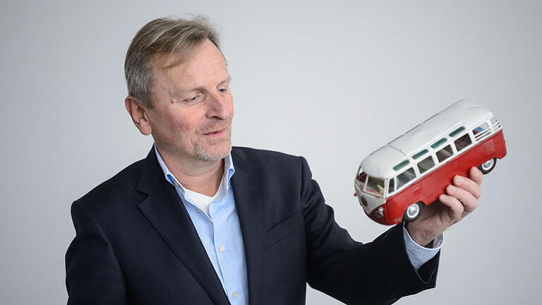 Holger Welsch und sein Lieblingsspielzeug - Holger Welsch mit seinem VW-Bus. Holger Welsch und sein Lieblingsspielzeug - Holger Welsch mit seinem VW-Bus.
