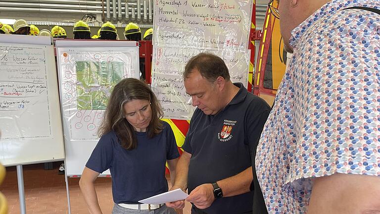 Landrätin Sabine Sitter machte sich am Donnerstag gemeinsam mit Kreisbrandinspektor Harald Merz selbst ein Bild von der Lage in Frammersbach. Rechts im Bild Feuerwehrkommandant Toni Mill, der gleichzeitig als Bürgermeistervertreter agierte. Landrätin Sabine Sitter machte sich am Donnerstag gemeinsam mit Kreisbrandinspektor Harald Merz selbst ein Bild von der Lage in Frammersbach. Rechts im Bild Feuerwehrkommandant Toni Mill, der gleichzeitig als Bürgermeistervertreter agierte.