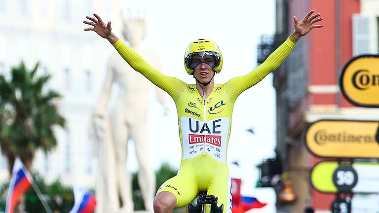 Tour de France - 21. Etappe       -  Pogacar bejubelt den dritten Titel bei der Tour de France.