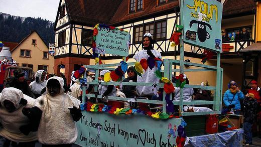 Gaudi pur: Der Rosenmontagszug schlängelt sich durch Kreuzwertheim.