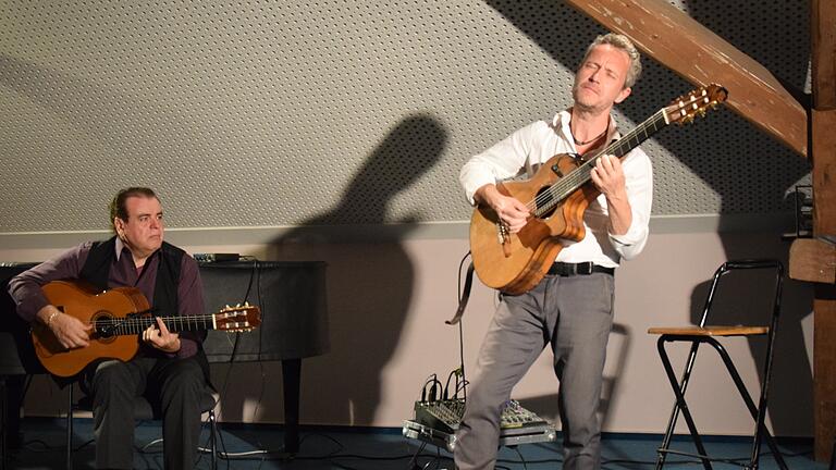 Flamenco meets Latin: Der Flamenco-Gitarrist El Macareno (links) gab gemeinsam mit dem 'Groovy-Latin-Guitar'-Interpreten Silvio Schneider im Saal der Musikschule Karlstadt ein mitreißendes Konzert.