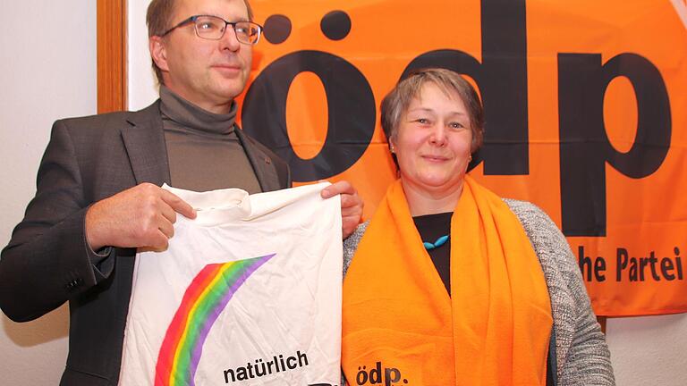 Der ÖDP-Kreisverband Kitzingen nominierte am Mittwoch Stadträtin Bianca Tröge als Oberbürgermeisterkandidatin. Kreisvorsitzender Jens Pauluhn stattete sie dazu mit der passenden Wahlkampf-Kleidung aus.