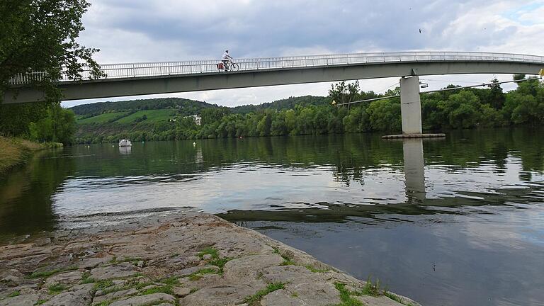 In die Jahre gekommen: Der alte Margetshöchheimer Mainsteg soll verschwinden, wenn der neue mainaufwärts im Frühjahr 2022 eröffnet wird.