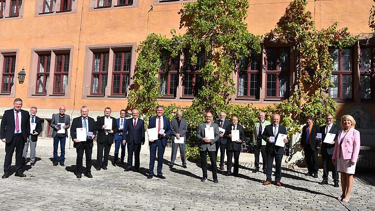 13 Kommunalpolitiker aus dem Landkreis Kitzingen erhielten in Würzburg die Bronzemedaille für besondere Verdienste um die kommunale Selbstverwaltung. Das Bild zeigt die Preisträger zusammen mit Vertretern der Regierung und Landrätin Tamara Bischof.