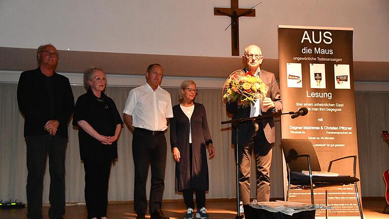 Auf dem Bild sind&nbsp; zu sehen (von rechts) der erste Vorsitzende des Hospizvereins Rhön-Grabfeld, Richard Knaier, Gabi Geier und Dr. Jörg Walden, die für die musikalische Einstimmung sorgten sowie Trauerrednerin Dagmar Madrenas und Rundfunkjournalist Christian Pfitzner.