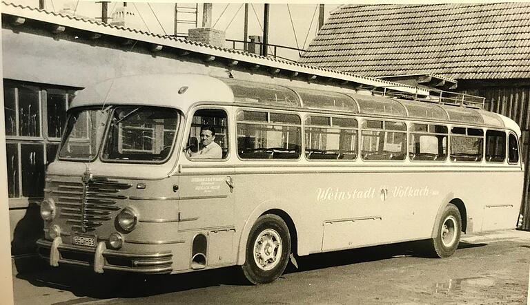 Senior Andreas Danzberger in einem moderneren Bus. Hier schon am neuen Standort an der Dimbacher Straße.