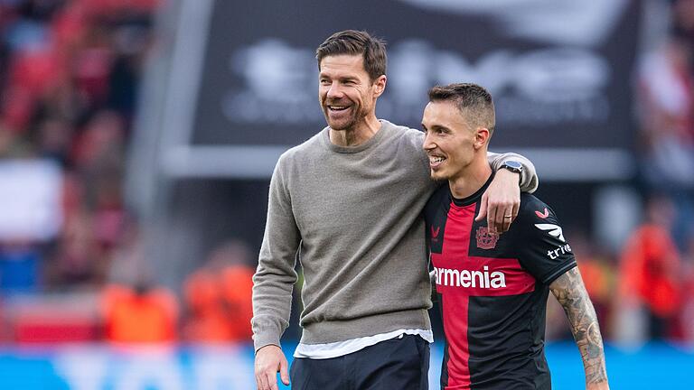 Alonso und Grimaldo.jpeg       -  Leverkusens Trainer Xabi Alonso (l.) und Alejandro Grimaldo werden auch nach Saisonende viel zu grinsen haben.