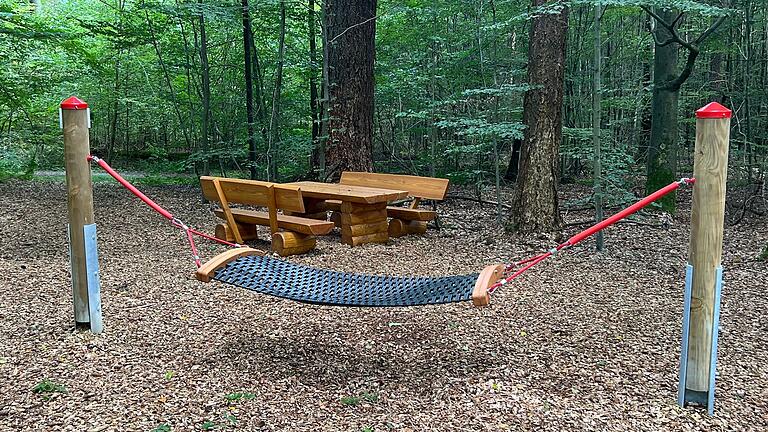 Hier kann man nicht nur sitzen, sondern auch liegen. Beim Picknickplatz Wotansborn. Hier kann man nicht nur sitzen, sondern auch liegen. Beim Picknickplatz Wotansborn.