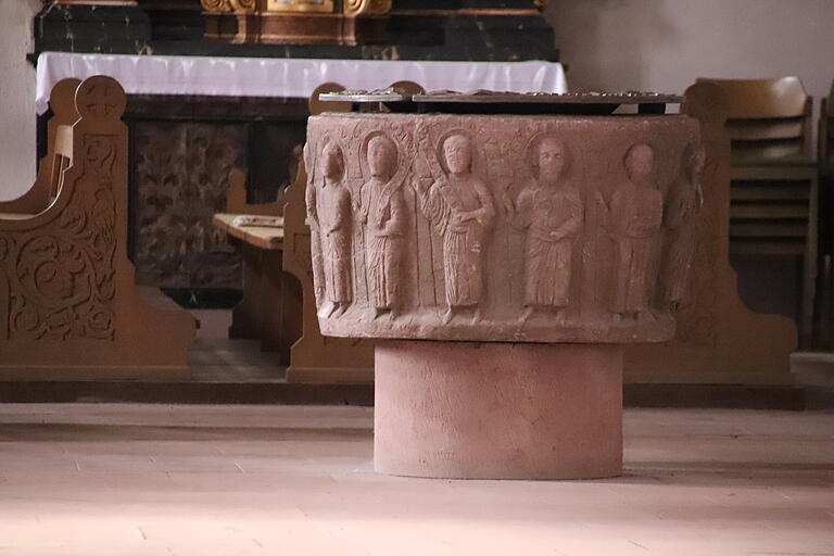 Der Taufstein in der Pfarrkirche zeugt von der langen und bedeutenden Geschichte der ehemaligen Benediktinerabtei.