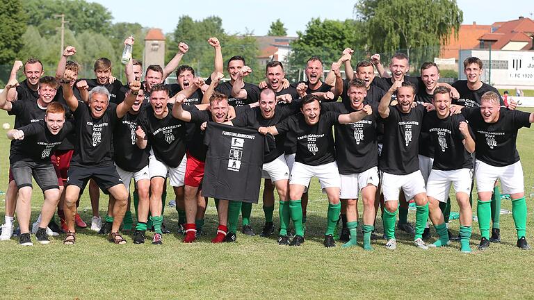 Der neue Meister der Kreisliga 2 ist der FC Sand II. Nach dem 6:0 über Verfolger Ebelsbach wurde kräftig gefeiert. Am Erfolg waren beteiligt (hinten von links) Ralph Thomann, Lois Mahr, Lukas Frank, Simon Oppelt, Tim Heurung, Pit Panzer, Christian Knoblach, Sebastian Heurung, Lorenz Schäder, Tobias Krines, Kevin Moser,  Marco Düring, Nico Bräuter, Felix Beck sowie vorne Julius Hahn, Andreas Zösch, Frederik Kirchner, Nicolas Bulheller, Fabian Zehe, Tobias Götz, Fabian Röder, Fabio Hermann, Daniel Rinbergas, Tobias Düring und Simon Flachsenberger.