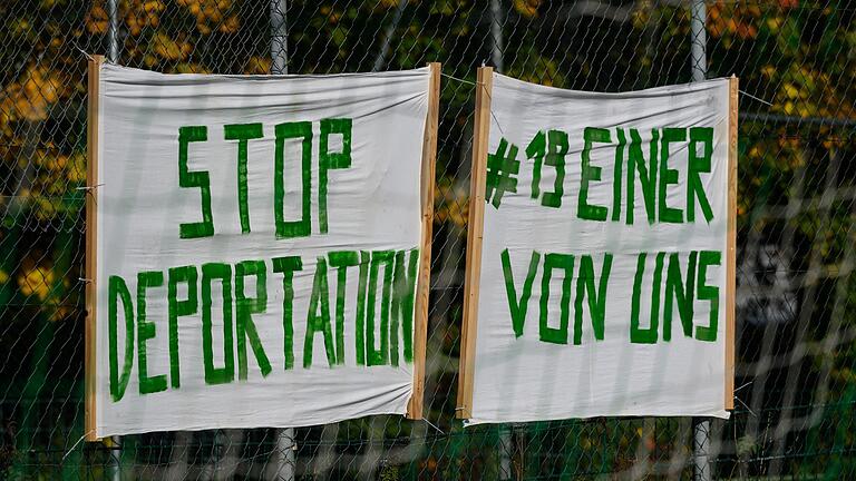 Der SV Heidingsfeld solidarisiert sich beim Kreisliga-Heimspiel mit Bannern und Aktionen für seinen Mitspieler Osaivbie Ekogiawe.