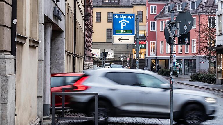 Mittendrin, aber kostspielig: die Würzburger Marktgarage. Die Tarife für die Benutzung von Parkhäusern sind seit Juni gestiegen.