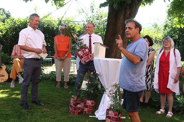Kreisfachberater Guntram Ulsamer, Landrat Wilhelm Schneider und Gartenbesitzer Gerd Kanz (von links) bei der Eröffnung des 'Tag der offenen Gartentür' in Untermerzbach. Kreisfachberater Guntram Ulsamer, Landrat Wilhelm Schneider und Gartenbesitzer Gerd Kanz (von links) bei der Eröffnung des 'Tag der offenen Gartentür' in Untermerzbach.