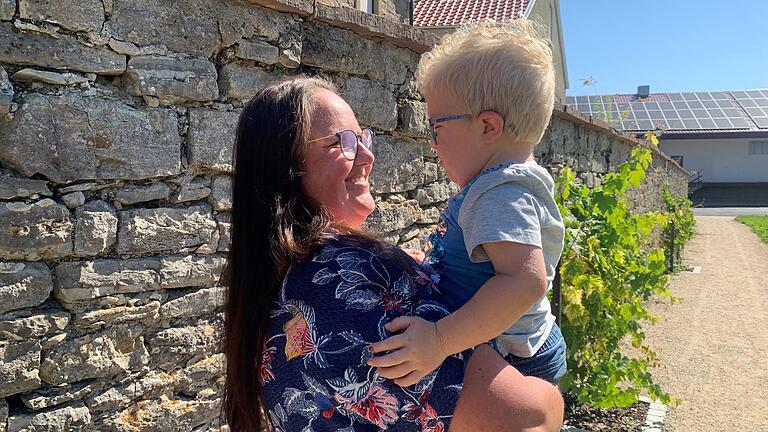 Mutter-Kind-Liebe: Nadine Spiegel mit ihrem kleinen Sohn Leo, der an Blutkrebs erkrankt ist. Sie hofft auf eine Stammzellenspende, um ihren Schatz zu retten. Mutter-Kind-Liebe: Nadine Spiegel mit ihrem kleinen Sohn Leo, der an Blutkrebs erkrankt ist. Sie hofft auf eine Stammzellenspende, um ihren Schatz zu retten. 