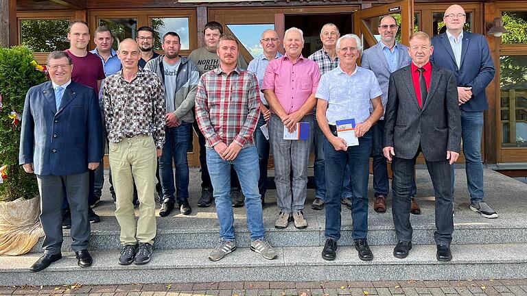 Die neuen Feldgeschworenen mit dem stellvertretenden Landrat Josef Demar (links) und (von rechts) Vermessungsdirektor Andreas Jödeke, Kreisvorsitzenden Klaus Hesselbach und Niederlauers Bürgermeister Holger Schmitt.