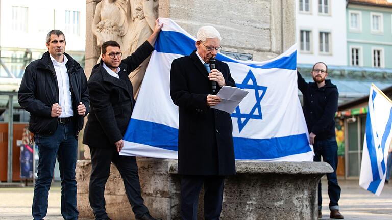 Josef Schuster bei der Solidaritätskundgebung für Israel am 19. November in Würzburg.