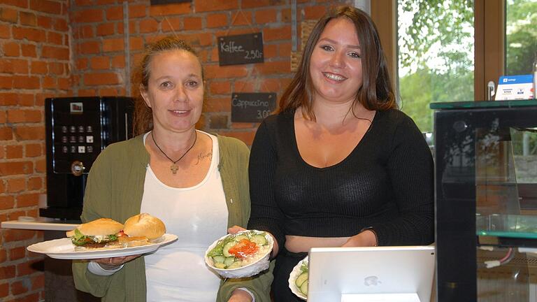 Nicole Berndt (links) und ihre Tochter Stella Berndt bieten Frühstück und Mittagessen im Kitzinger 'Maingate Diner' an.