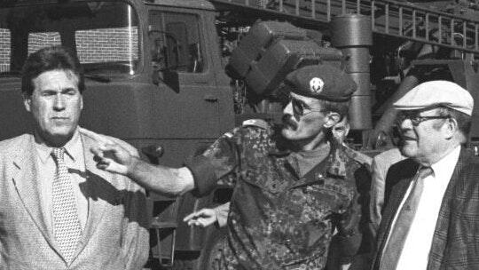 Ministerbesuch: Bundespostminister Wolfgang Bötsch (rechts) und CSU-Landesgruppenchef Michael Glos (links) informieren sich im September 1997 über neue Strukturen des Bundeswehr-Standortes Volkach. In der Mitte Oberstleutnant Franz Pfrengle.