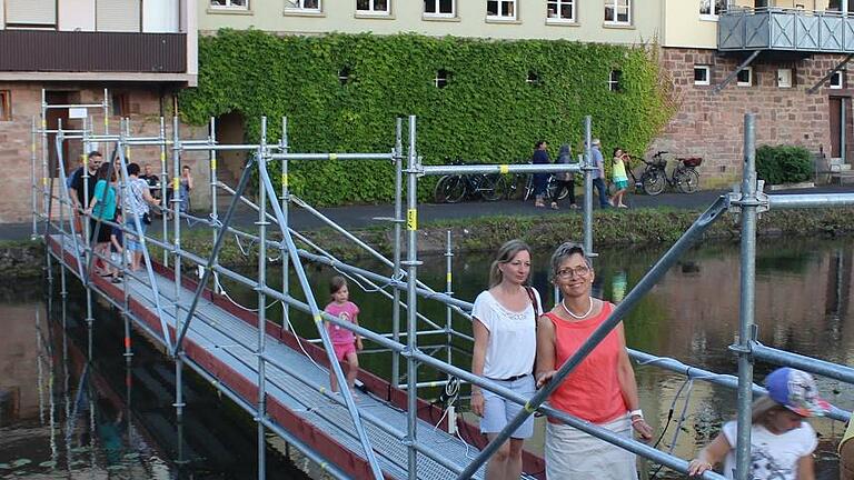 Einmal übers Wasser gehen: Auch der Steg wurde gut genutzt.