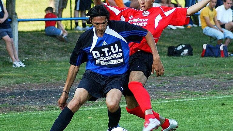 FTS - Hilalspor       -  Nimmt sich Beleidigungen nicht zu Herzen: Murat Akgün (vorne, hier im Zweikampf mit Eray Cadiroglu), der lange im höherklassigen Fußball unterwegs war.