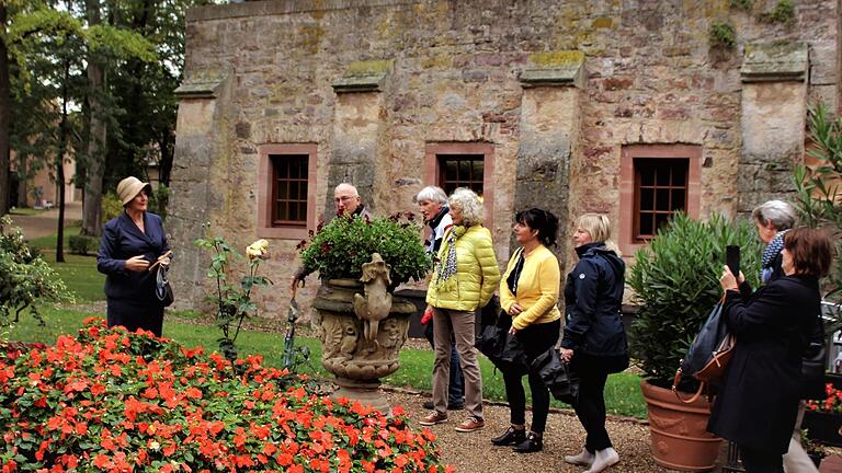 Museumspädagogin Renate Kiesel (links) als Gräfin Carola von Luxburg führte durch den Schlosspark von Aschach. Foto: Werner Vogel       -  Museumspädagogin Renate Kiesel (links) als Gräfin Carola von Luxburg führte durch den Schlosspark von Aschach. Foto: Werner Vogel