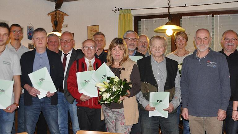 Die geehrten Mitglieder der DJK Abersfeld (von links): Peter Stühler, Fabian Elfert, Benedikt Elfert, Klaus Stühler, Jürgen Stühler, Hans Statt, Walder Karch, Robert Ott, Petra Schmeiduch, Theo Kohmann, Josef Schleicher und Ludwig Gößmann-Schmitt. Mit im Bild die Vorstandsmitglieder Gerd Ehrhard, Udo Sauer und Kerstin Gütlein.