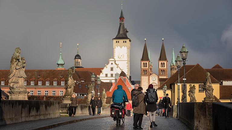 Das Coronavirus macht auch vor Würzburg nicht Halt. Die Stadt will nun Engpässen vorbeugen und sucht Freiwillige im medizinischen Bereich. Das Coronavirus macht auch vor Würzburg nicht Halt. Die Stadt will nun Engpässen vorbeugen und sucht Freiwillige im medizinischen Bereich.